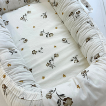 Încarcă imaginea în vizualizatorul Galerie, Baby Nest, alb/frunze maro, cosulet cu manere, TWINDECO