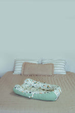 Încarcă imaginea în vizualizatorul Galerie, Baby Nest cu doua fete, Casute/Mint, cosulet bumbac organic, cu manere, TWINDECO