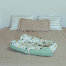 Încarcă imaginea în vizualizatorul Galerie, Baby Nest cu doua fete, Casute/Mint, cosulet bumbac organic, cu manere, TWINDECO