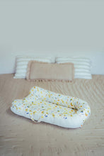 Încarcă imaginea în vizualizatorul Galerie, Baby Nest cu doua fete, desene creta/alb, cosulet bumbac organic, cu manere, TWINDECO