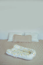Încarcă imaginea în vizualizatorul Galerie, Baby Nest cu doua fete, desene creta/alb, cosulet bumbac organic, cu manere, TWINDECO