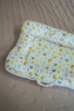 Încarcă imaginea în vizualizatorul Galerie, Baby Nest cu doua fete, desene creta/alb, cosulet bumbac organic, cu manere, TWINDECO