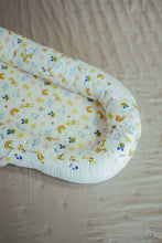 Încarcă imaginea în vizualizatorul Galerie, Baby Nest cu doua fete, desene creta/alb, cosulet bumbac organic, cu manere, TWINDECO