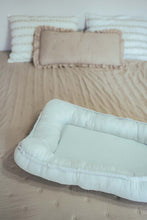 Încarcă imaginea în vizualizatorul Galerie, Baby Nest din Muselina Albastru Pal TWINDECO