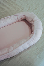 Încarcă imaginea în vizualizatorul Galerie, Baby Nest din Muselina Roz TWINDECO