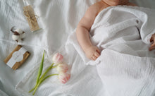 Încarcă imaginea în vizualizatorul Galerie, Set Trusou Botez fetiță/băiat, Muselină Albă cu dantelă TWINDECO Pure White Cotton Flower