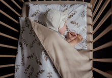 Încarcă imaginea în vizualizatorul Galerie, Set lenjerie bumbac organic, patut 120x60, 3 piese alb cu frunze maro TWINDECO