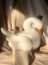 Încarcă imaginea în vizualizatorul Galerie, Jucărie Textilă Lebădă din Catifea, White Swan TWINDECO Serenity