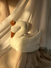 Încarcă imaginea în vizualizatorul Galerie, Jucărie Textilă Lebădă din Catifea, White Swan TWINDECO Serenity