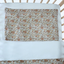 Încarcă imaginea în vizualizatorul Galerie, Set lenjerie bumbac organic, patut 120x60, 3 piese, floricele bej TWINDECO