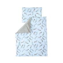 Încarcă imaginea în vizualizatorul Galerie, Set lenjerie bumbac organic, patut 120x60, 3 piese alb cu frunze maro TWINDECO