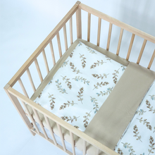 Încarcă imaginea în vizualizatorul Galerie, Set lenjerie bumbac organic, patut 120x60, 3 piese alb cu frunze maro TWINDECO