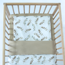 Încarcă imaginea în vizualizatorul Galerie, Set lenjerie bumbac organic, patut 120x60, 3 piese alb cu frunze maro TWINDECO