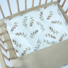 Încarcă imaginea în vizualizatorul Galerie, Set lenjerie bumbac organic, patut 120x60, 3 piese alb cu frunze maro TWINDECO