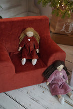 Încarcă imaginea în vizualizatorul Galerie, Set Cadou Păpușă textilă Twinkle Doll + fotoliu pentru copii, Cărămiziu, TWINDECO Rusty Velvet