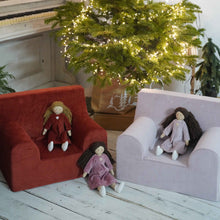 Încarcă imaginea în vizualizatorul Galerie, Set Cadou Păpușă textilă Twinkle Doll + fotoliu pentru copii, Roz Prăfuit, TWINDECO Dusty Pink Velvet