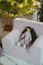 Încarcă imaginea în vizualizatorul Galerie, Set Cadou Păpușă textilă Twinkle Doll + fotoliu pentru copii, Roz Prăfuit, TWINDECO Dusty Pink Velvet