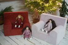 Încarcă imaginea în vizualizatorul Galerie, Set Cadou Păpușă textilă Twinkle Doll + fotoliu pentru copii, Cărămiziu, TWINDECO Rusty Velvet