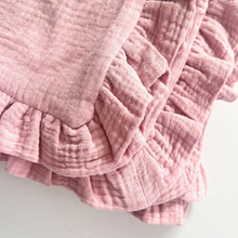 Încarcă imaginea în vizualizatorul Galerie, Păturică muselină cu volănașe, Roz Antic, 90x95cm TWINDECO Antique Pink Cotton Flower