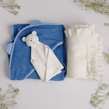 Încarcă imaginea în vizualizatorul Galerie, Set Cadou pentru Nou-nascut cu minipaturica Ursulet, prosop 100x100 cm, paturica muselina cu volanase