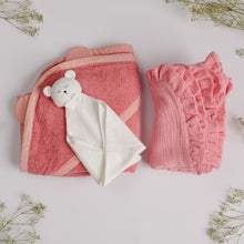 Încarcă imaginea în vizualizatorul Galerie, Set Cadou pentru Nou-nascut cu minipaturica Ursulet, prosop 100x100 cm, paturica muselina cu volanase