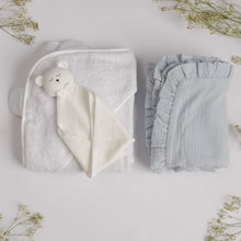 Încarcă imaginea în vizualizatorul Galerie, Set Cadou pentru Nou-nascut cu minipaturica Ursulet, prosop 100x100 cm, paturica muselina cu volanase