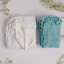 Încarcă imaginea în vizualizatorul Galerie, Set Cadou pentru Nou-nascut cu minipaturica Ursulet, prosop 100x100 cm, paturica muselina cu volanase
