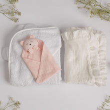 Încarcă imaginea în vizualizatorul Galerie, Set Cadou pentru Nou-nascut cu minipaturica Ursulet, prosop 100x100 cm, paturica muselina cu volanase
