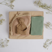 Încarcă imaginea în vizualizatorul Galerie, Set Cadou pentru Nou-nascut Pernă Plan Înclinat, prosop 100x100 cm, păturică muselină simplă, minipăturică somn
