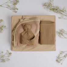 Încarcă imaginea în vizualizatorul Galerie, Set Cadou pentru Nou-nascut Pernă Plan Înclinat, prosop 100x100 cm, păturică muselină simplă, minipăturică somn