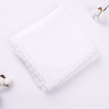 Încarcă imaginea în vizualizatorul Galerie, Set Trusou Botez fetiță/băiat, Muselină Albă cu dantelă TWINDECO Pure White Cotton Flower