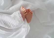 Încarcă imaginea în vizualizatorul Galerie, Set Trusou Botez Roz Muselină Dublată TWINDECO Pink Cotton Flower