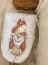 Încarcă imaginea în vizualizatorul Galerie, Baby Nest Alb cu Volănașe TWINDECO White Cotton Flower