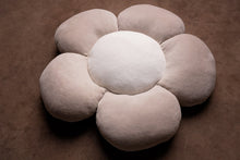 Încarcă imaginea în vizualizatorul Galerie, Pernă Floare, TWINDECO Velvet Flower Cushion