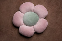 Încarcă imaginea în vizualizatorul Galerie, Pernă Floare, TWINDECO Velvet Flower Cushion