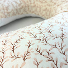 Încarcă imaginea în vizualizatorul Galerie, Pernă pentru Gravide 3 în 1 TWINDECO Maxim bej cu print, 100% BUMBAC ORGANIC