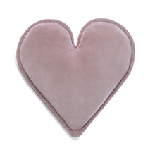 Încarcă imaginea în vizualizatorul Galerie, Pernă Inimă Roz Pudrat, TWINDECO Velvet Heart Dusty Pink