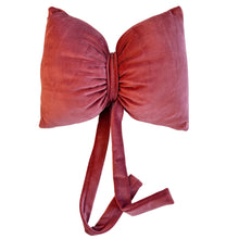 Încarcă imaginea în vizualizatorul Galerie, Pernă Fundă Roz Antic, TWINDECO Velvet Antique Pink Bow Cushion
