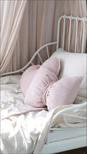 Încarcă imaginea în vizualizatorul Galerie, Pernă Fundă Roz Pudrat, TWINDECO Velvet Dusty Pink Bow Cushion