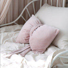 Încarcă imaginea în vizualizatorul Galerie, Pernă Fundă Roz Pudrat, TWINDECO Velvet Dusty Pink Bow Cushion