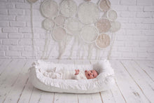 Încarcă imaginea în vizualizatorul Galerie, baby nest alb cu volanase