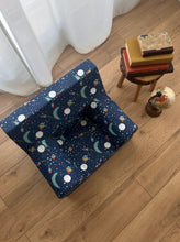 Încarcă imaginea în vizualizatorul Galerie, Fotoliu pentru Copii, Albastru Închis cu Rachete în Spațiu, Bumbac, TWINDECO Rockets Kids Armchair