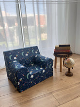 Încarcă imaginea în vizualizatorul Galerie, Fotoliu pentru Copii, Albastru Închis cu Rachete în Spațiu, Bumbac, TWINDECO Rockets Kids Armchair