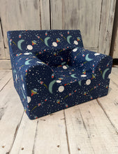 Încarcă imaginea în vizualizatorul Galerie, Fotoliu pentru Copii, Albastru Închis cu Rachete în Spațiu, Bumbac, TWINDECO Rockets Kids Armchair