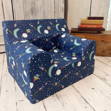 Încarcă imaginea în vizualizatorul Galerie, Fotoliu pentru Copii, Albastru Închis cu Rachete în Spațiu, Bumbac, TWINDECO Rockets Kids Armchair
