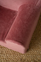 Încarcă imaginea în vizualizatorul Galerie, Fotoliu pentru Copii Roz Antic TWINDECO Antique Pink Velvet