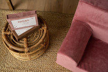 Încarcă imaginea în vizualizatorul Galerie, Fotoliu pentru Copii Roz Antic TWINDECO Antique Pink Velvet