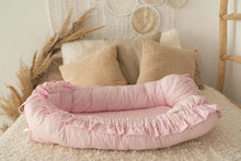 Încarcă imaginea în vizualizatorul Galerie, Baby Nest Roz cu Volănașe TWINDECO Pink Cotton Flower
