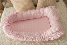 Încarcă imaginea în vizualizatorul Galerie, Baby Nest Roz cu Volănașe TWINDECO Pink Cotton Flower