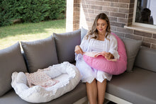 Încarcă imaginea în vizualizatorul Galerie, Set Cadou Gravide Pernă Gravide și Alăptat + Baby Nest cu Volănașe